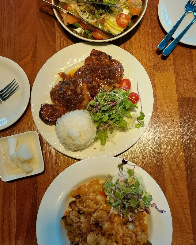 맛있는 목살스테이크와 해물필라프, 샐러드