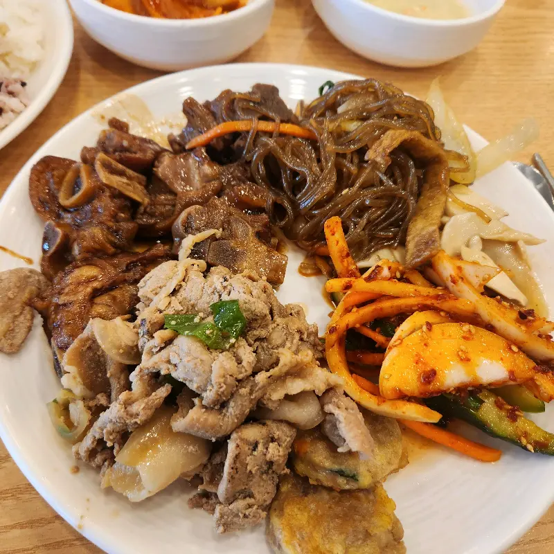 푸짐하게 차려진 한 상