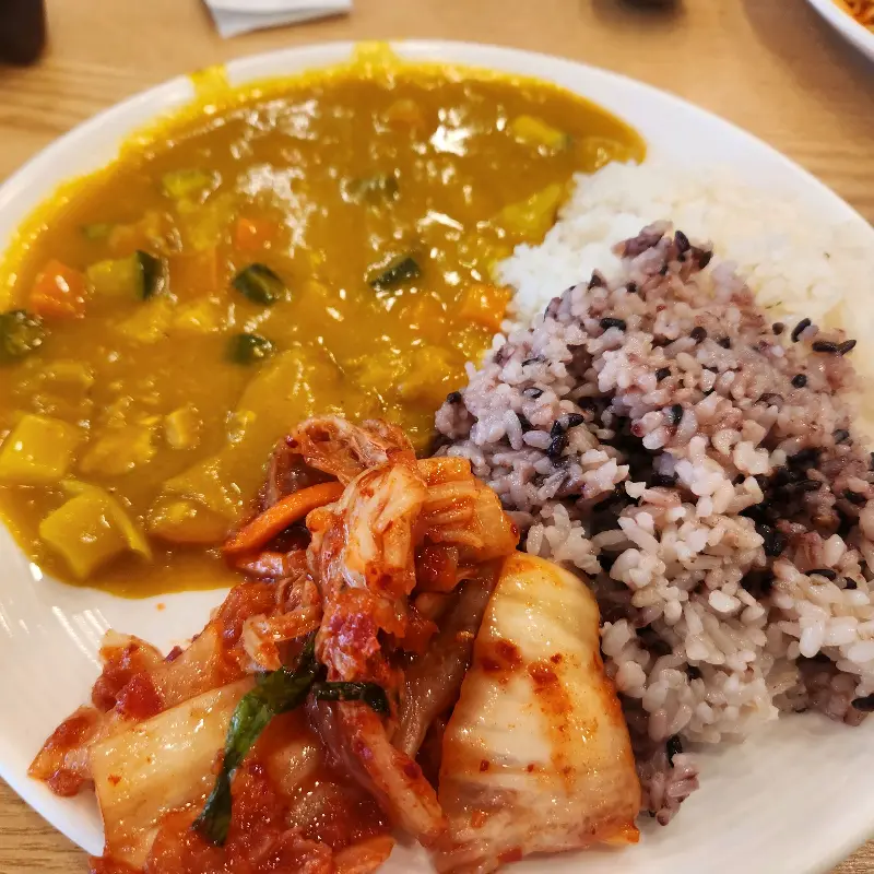 정갈하게 담긴 한 상 차림