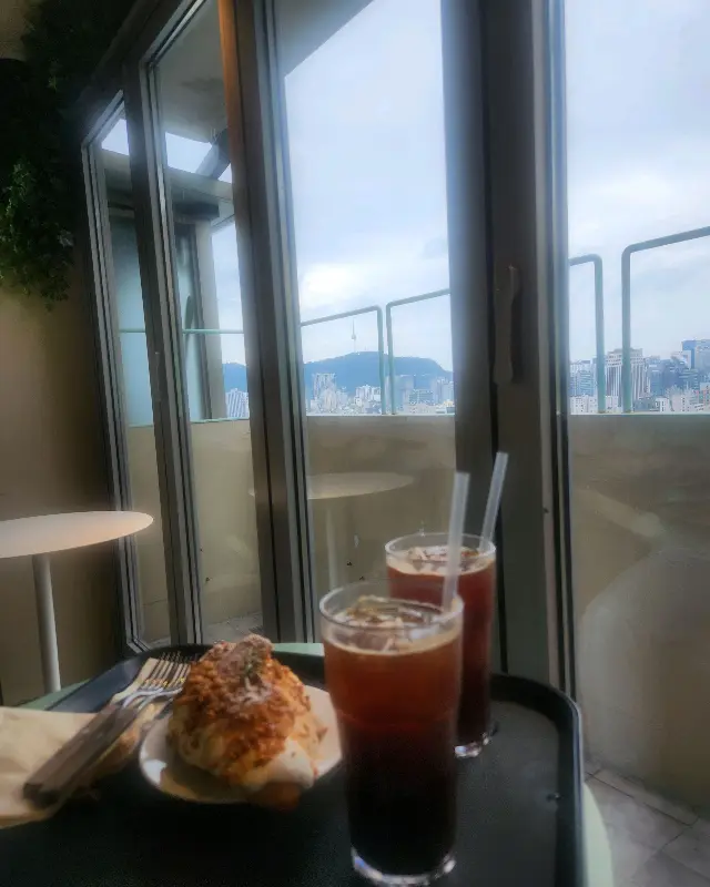 음료와 빵이 놓인 테이블