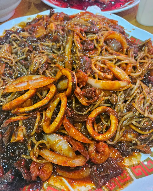 짜장과 오징어볶음의 환상적인 조합, 쟁반짜장