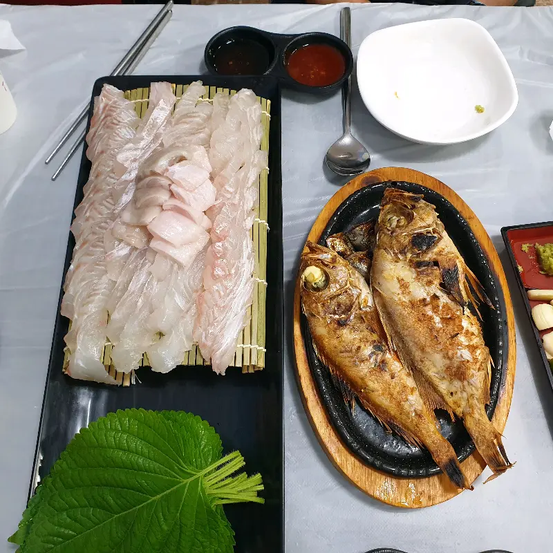 윤기가 흐르는 광어회와 볼락구이