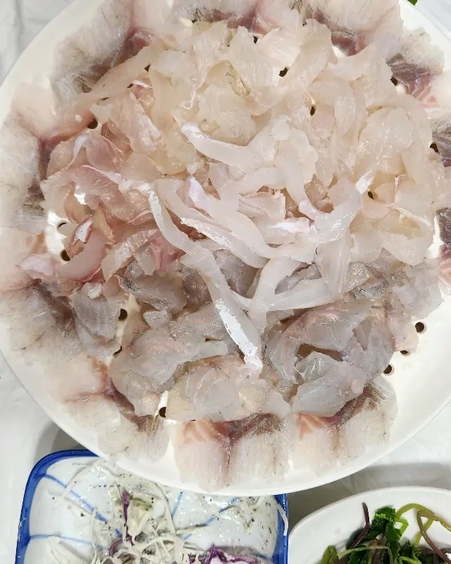 신선한 도다리 회