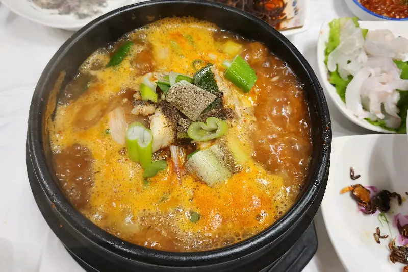 뚝배기에 담겨 나온 매운탕