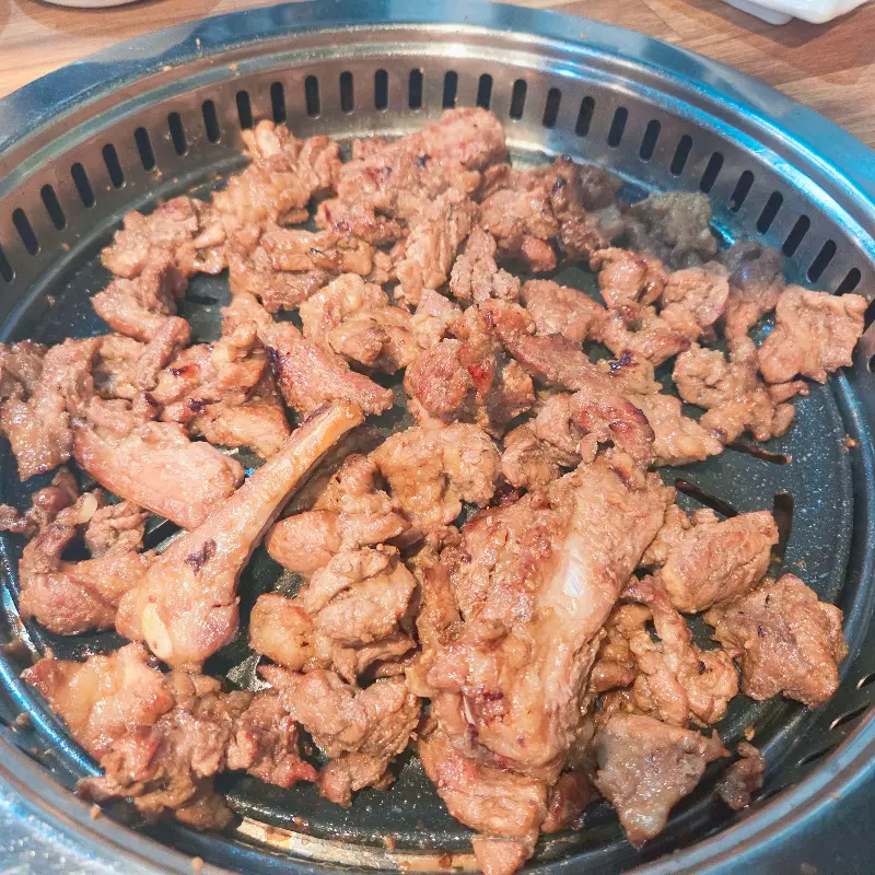 숯불 위에 구워지는 돼지갈비