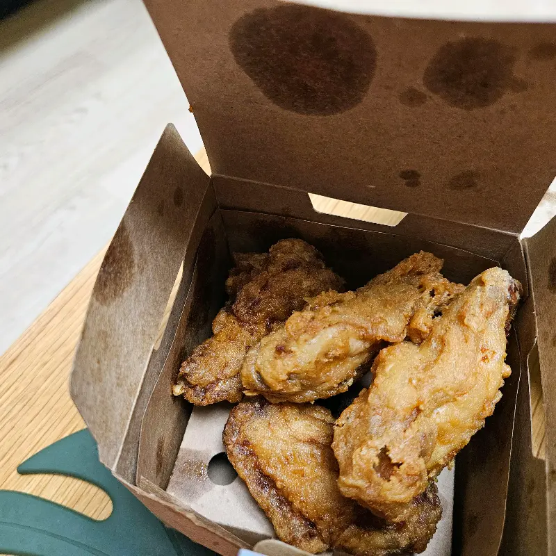 갓 튀겨져 나온 따끈따끈한 윙봉