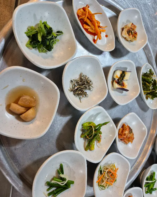 정갈하게 차려진 밑반찬 사진