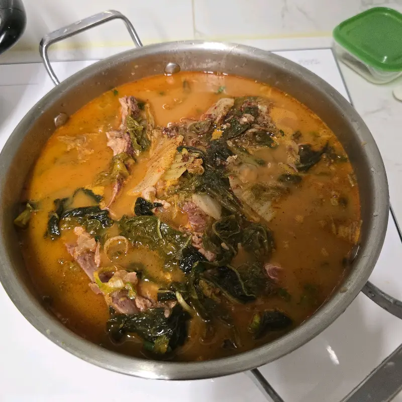 넉넉한 양의 뼈해장국