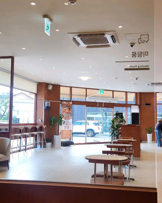 텐퍼센트 커피 해남점 넓은 내부