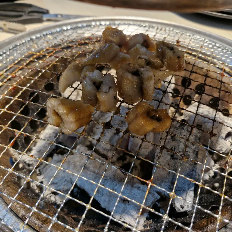 불판 위에서 맛있게 구워지고 있는 껍데기