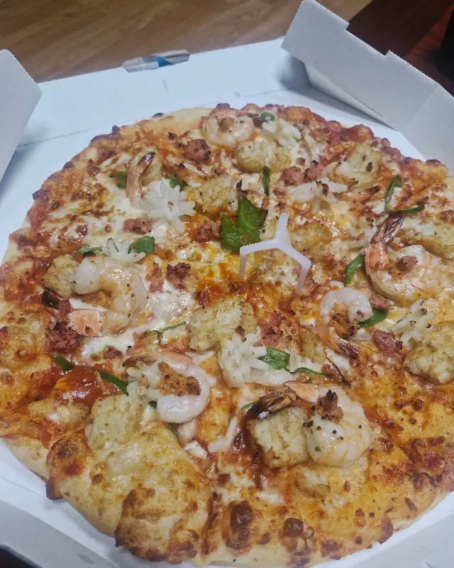 갓 구워져 나온 랍스타 피자