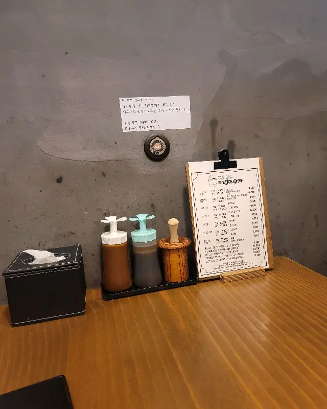테이블 위의 메뉴판과 소스통