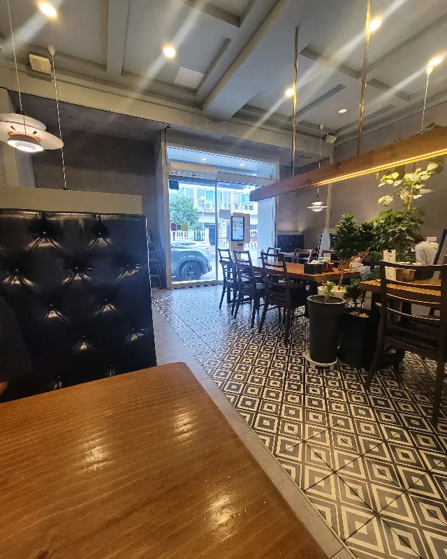 깔끔하고 넓은 매장 내부