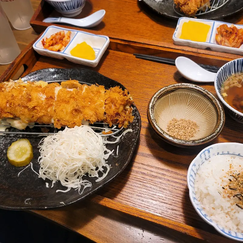 푸짐한 돈까스 한 상 차림