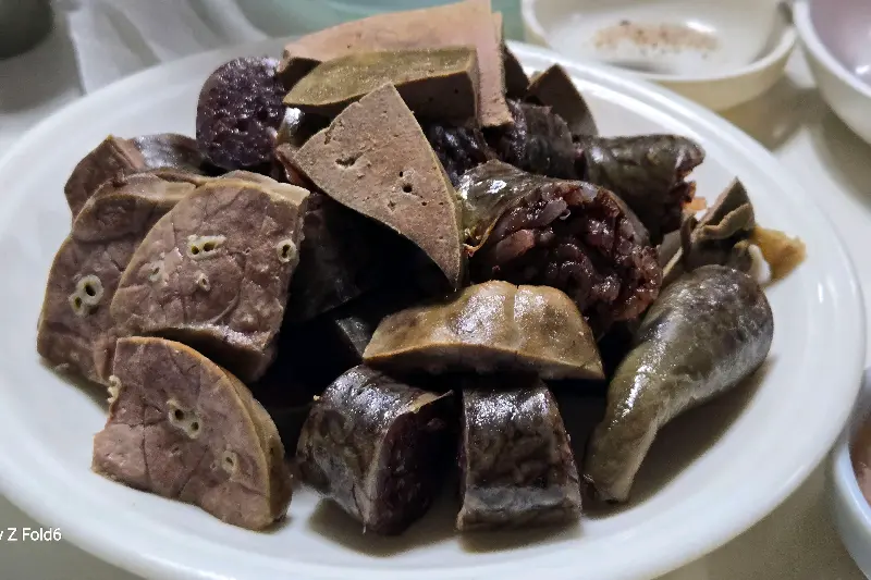 접시에 담긴 다양한 종류의 순대와 간