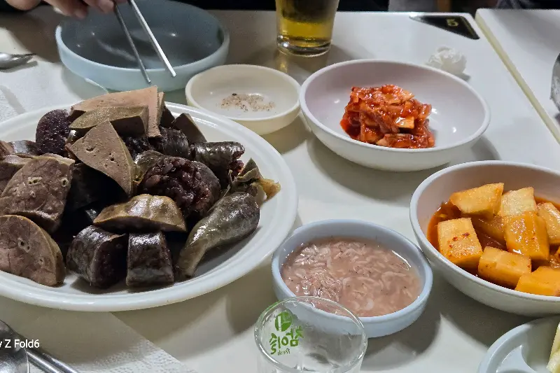 잘 삶아진 순대와 간, 허파 등 다양한 부속고기 모듬
