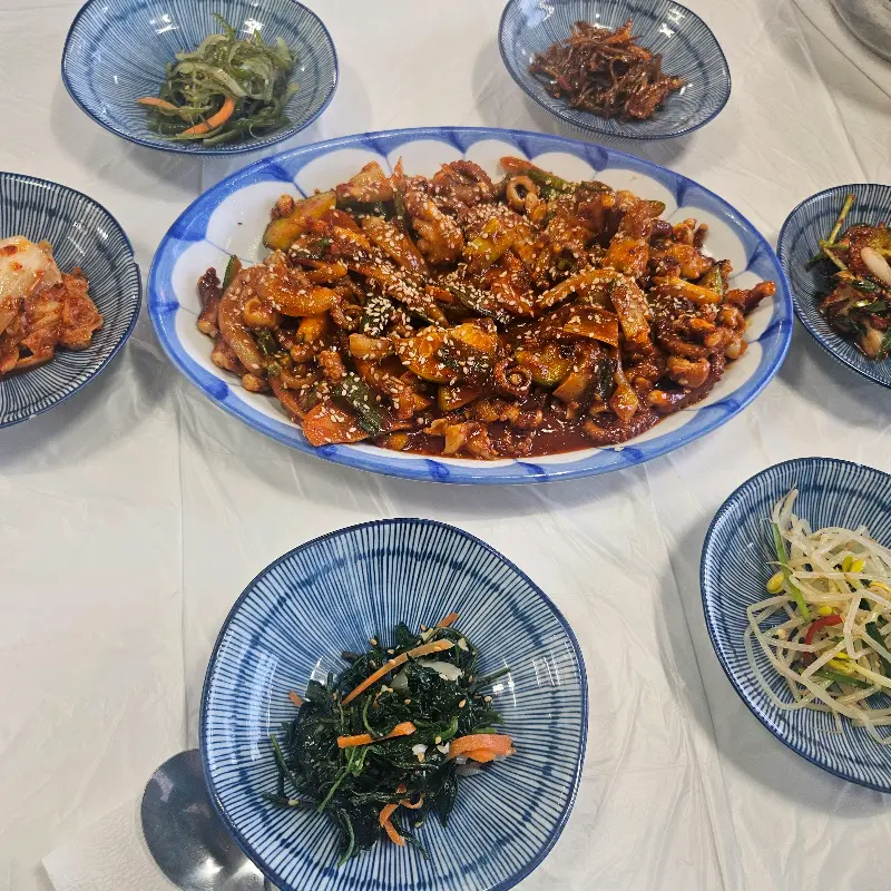 윤기가 좔좔 흐르는 낙지볶음