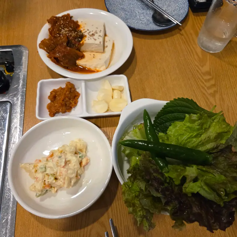 고기랑안채의 푸짐한 상차림