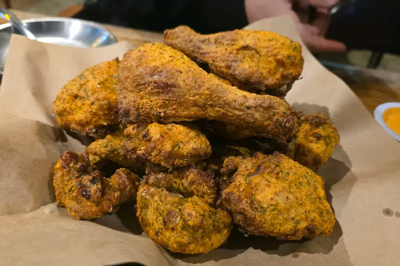 테이블 위에 놓인 굽네 고추바사삭 치킨