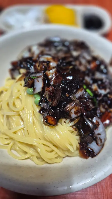 간짜장 소스가 부어진 짜장면