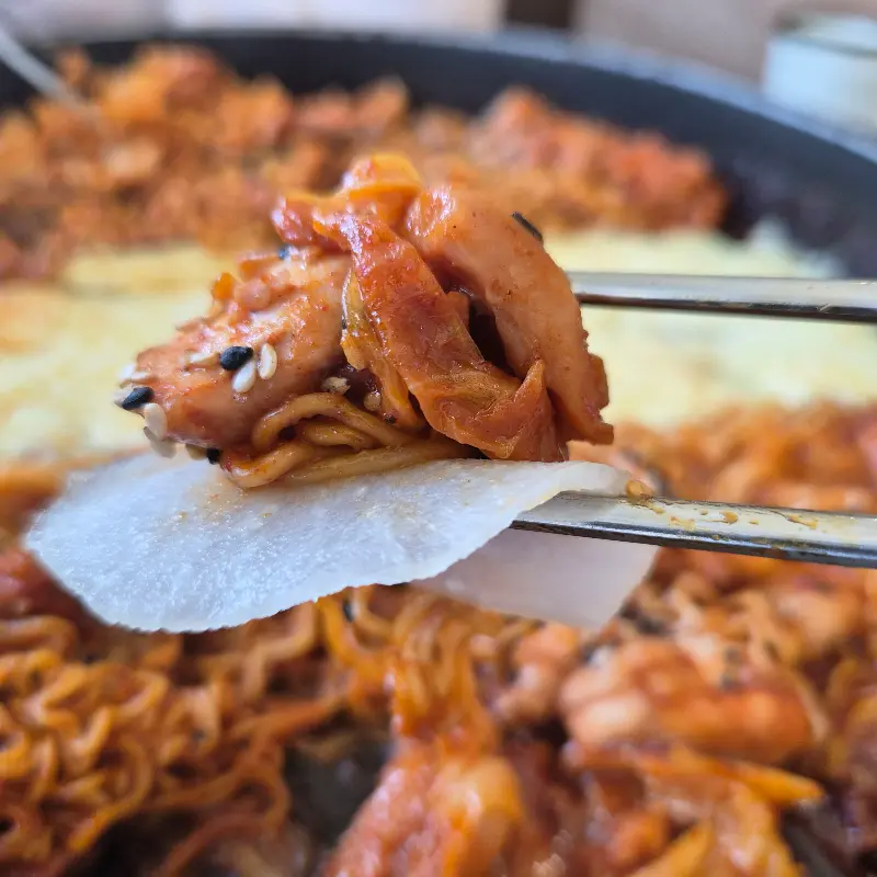 닭갈비 한 점