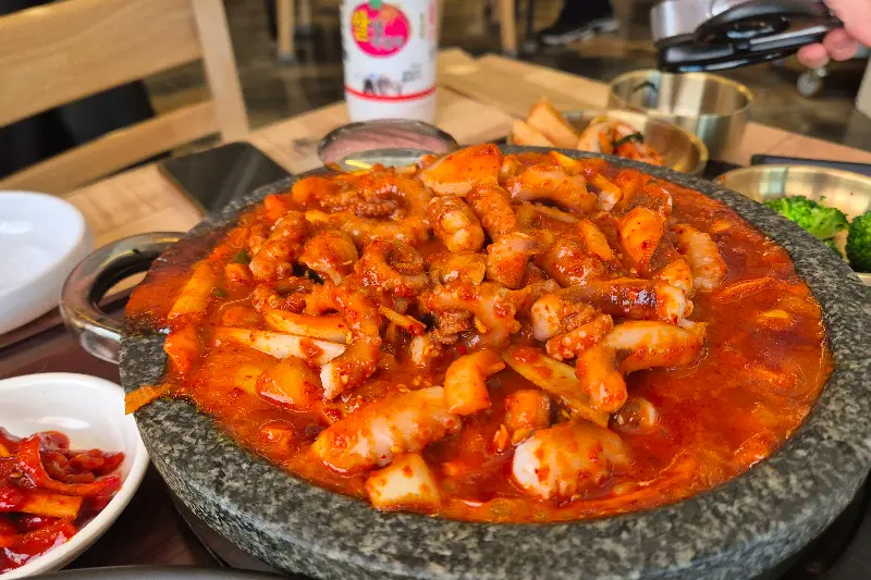 돌판 낙지볶음의 매콤한 자태