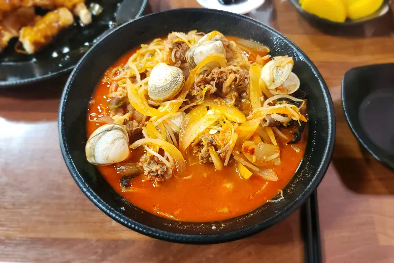 푸짐한 차돌박이와 해산물이 가득한 차돌 짬뽕