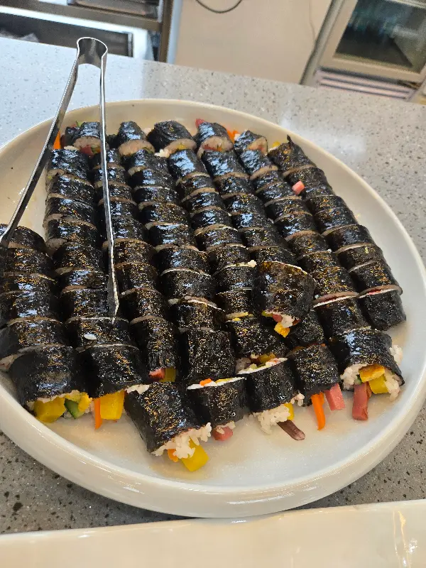 정갈하게 담겨 있는 김밥