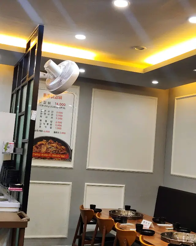 깔끔하게 정돈된 식당 내부