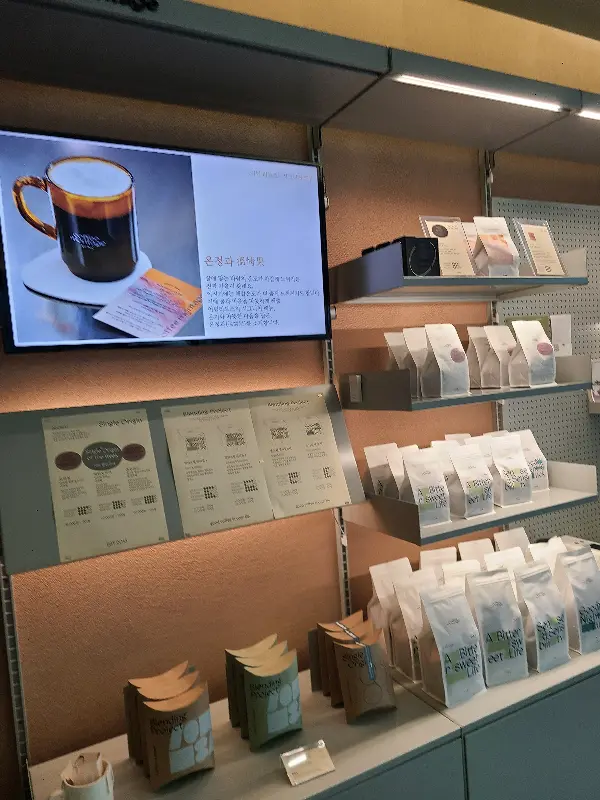 판매용 원두와 굿즈