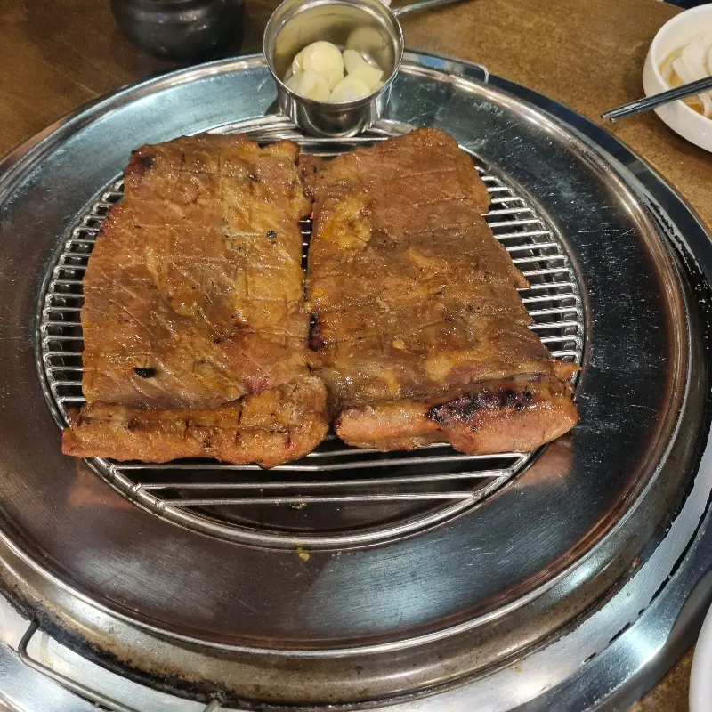 숯불 위에 구워지는 갈비