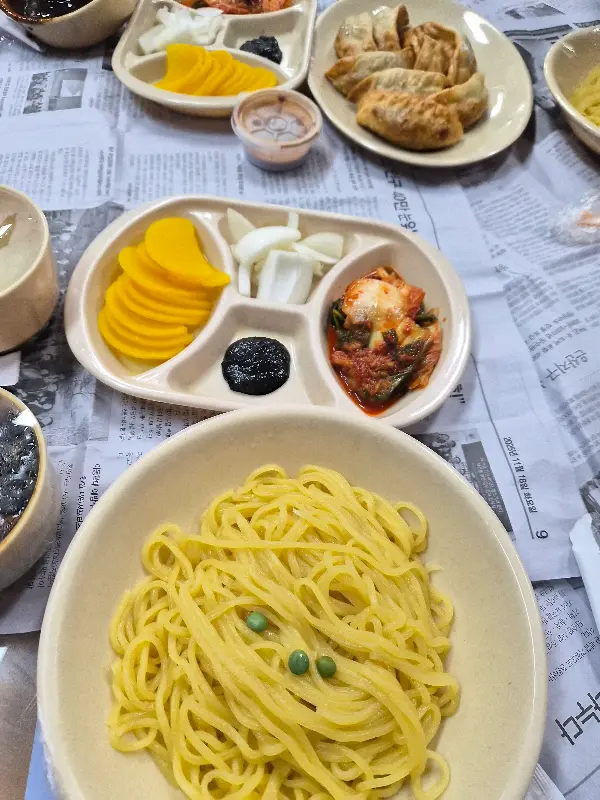 기본 반찬으로 나온 김치, 단무지, 양파