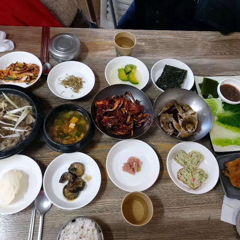 한상 가득 차려진 모습