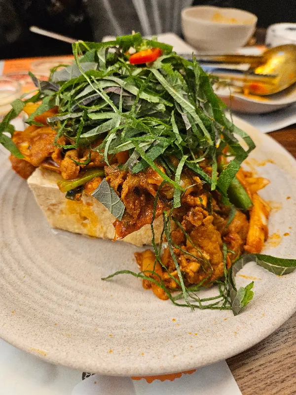 푸짐하게 쌓인 음식