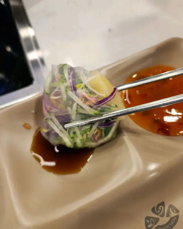 젓가락으로 집어 올린 월남쌈