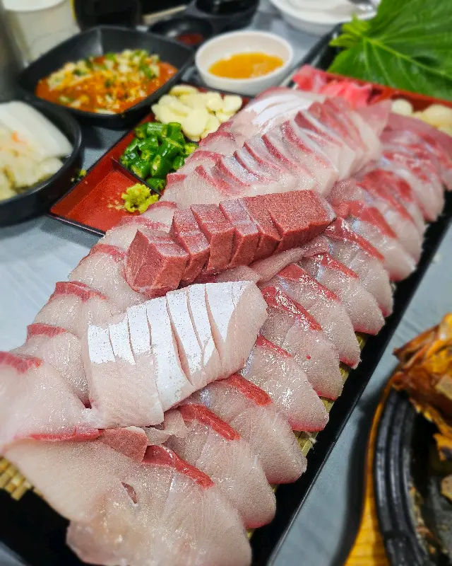 두툼하게 썰린 대방어회