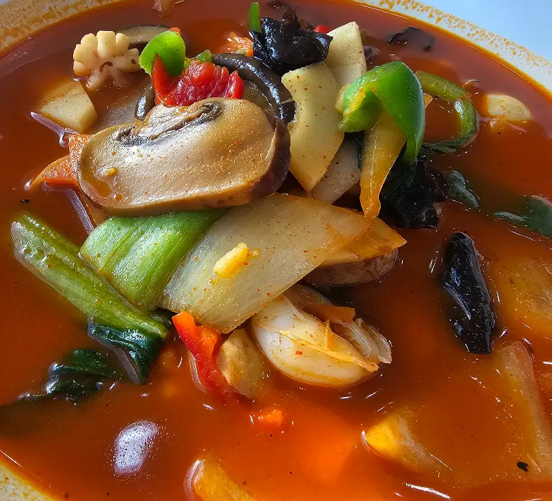 푸짐한 해산물이 들어간 삼선해물짬뽕