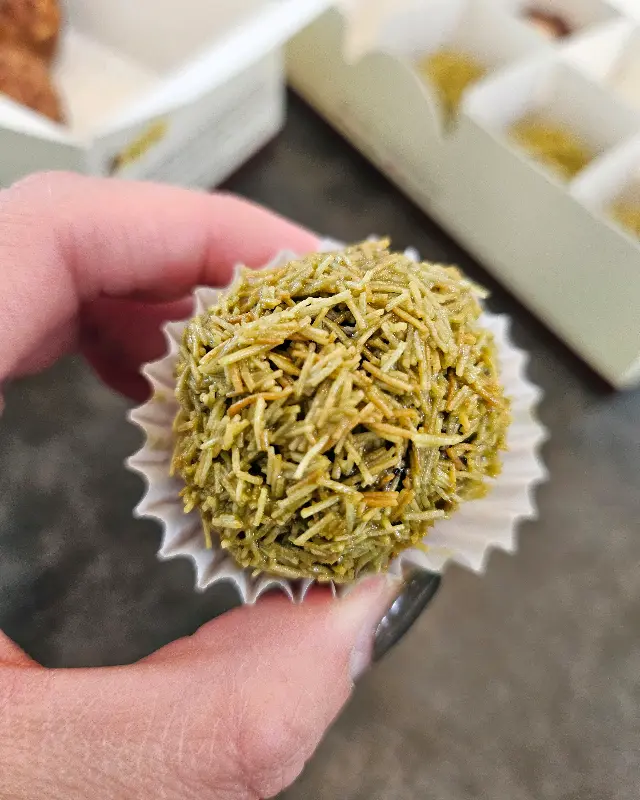 겉은 바삭하고 속은 달콤한 두바이 초코 호두과자