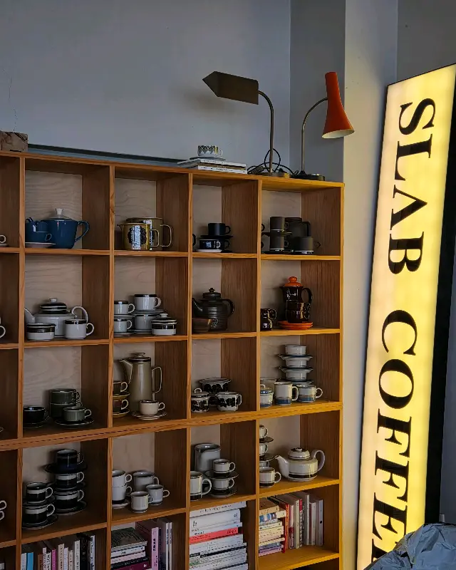 다양한 찻잔이 진열된 카페 슬랩 내부