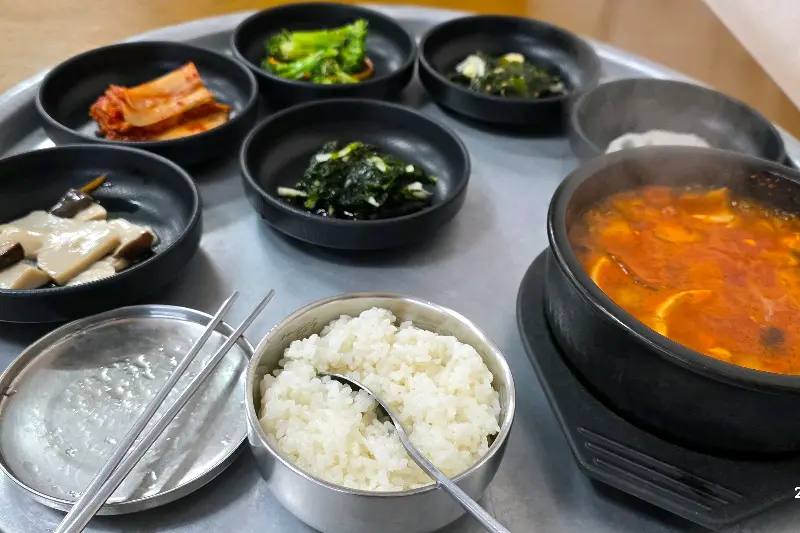 순두부찌개와 반찬 한 상 차림