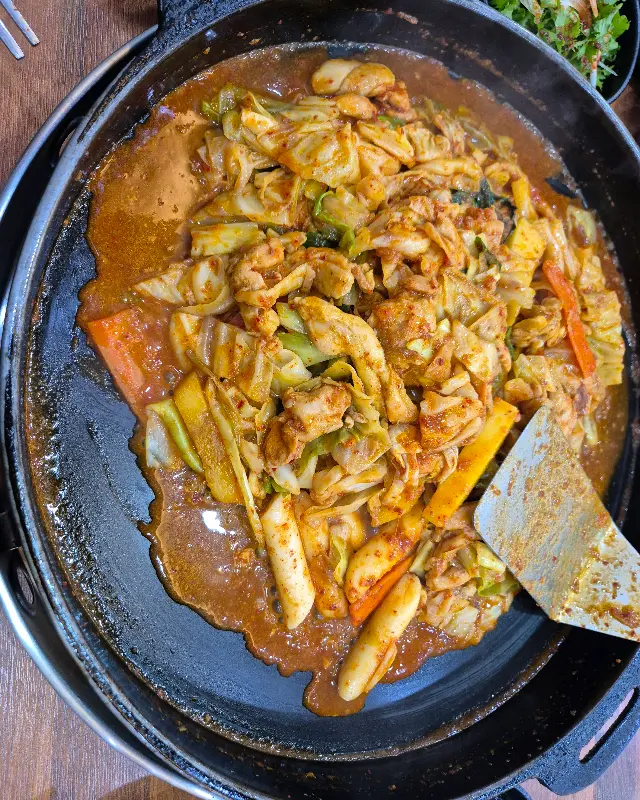 맛있게 익어가는 닭갈비