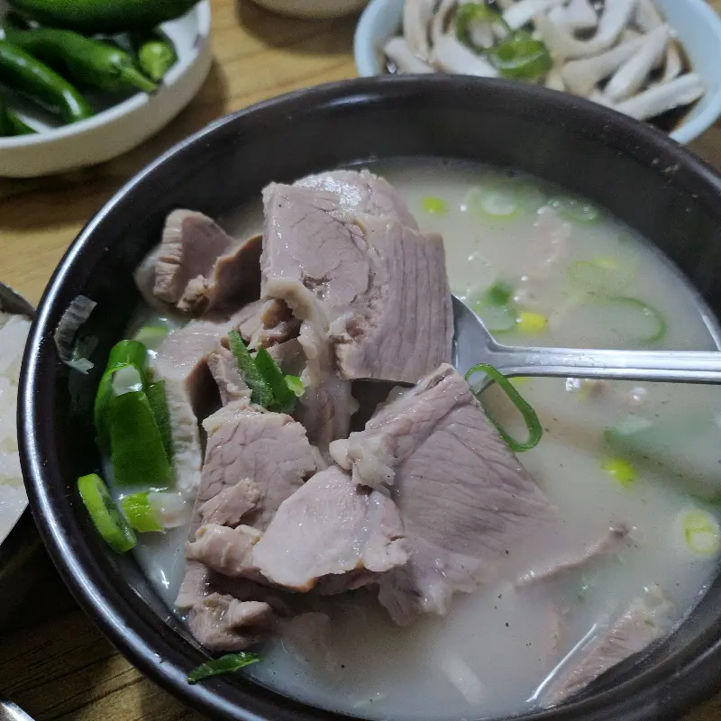 살코기가 듬뿍 들어간 국밥