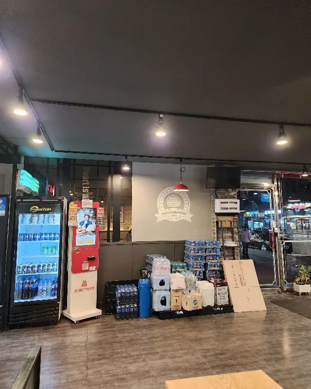 맘스터치 강남점 내부