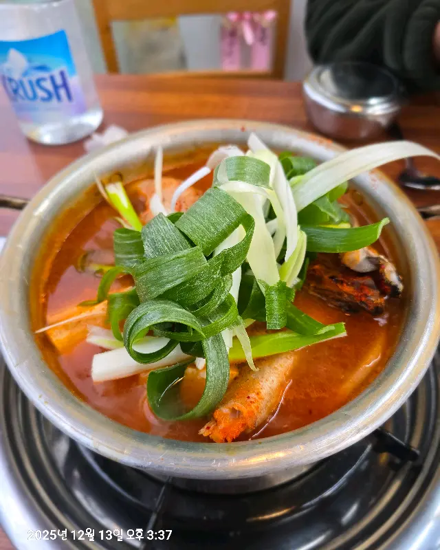 싱싱한 재료가 가득한 동태탕