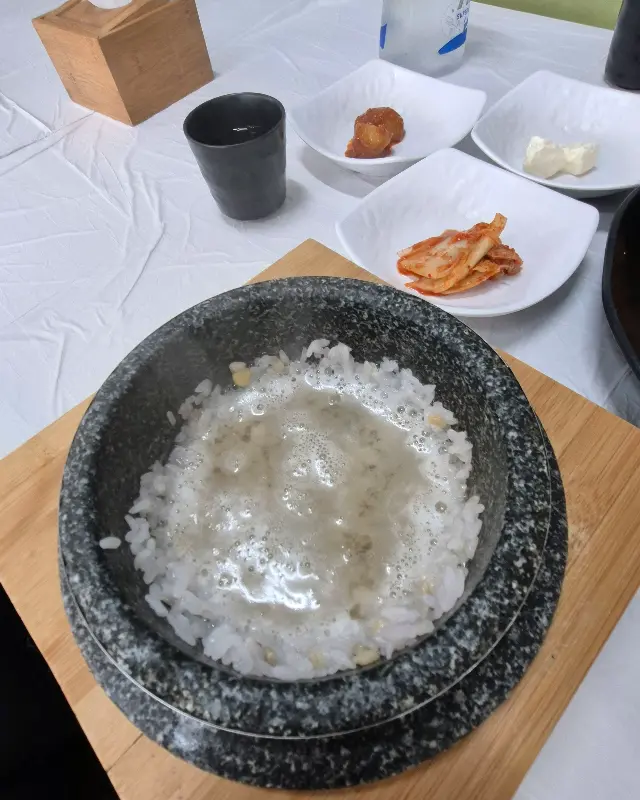 돌솥밥에 물을 부어 만든 누룽지