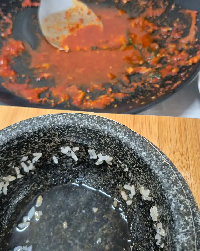 깨끗하게 비워진 냄비