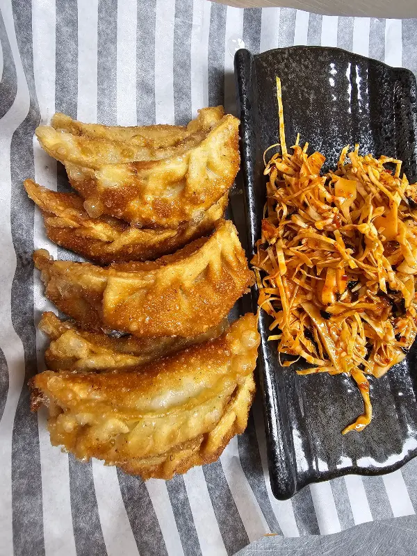 윤기 흐르는 튀김만두