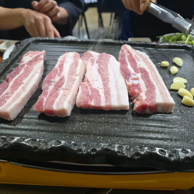 돌판 위에 올려진 삼겹살