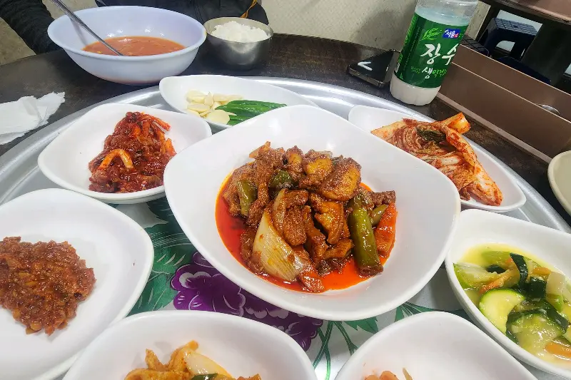 푸짐하게 차려진 백반 한 상 차림