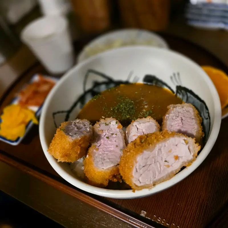 도톰한 돈카츠가 듬뿍 올려진 카츠 카레